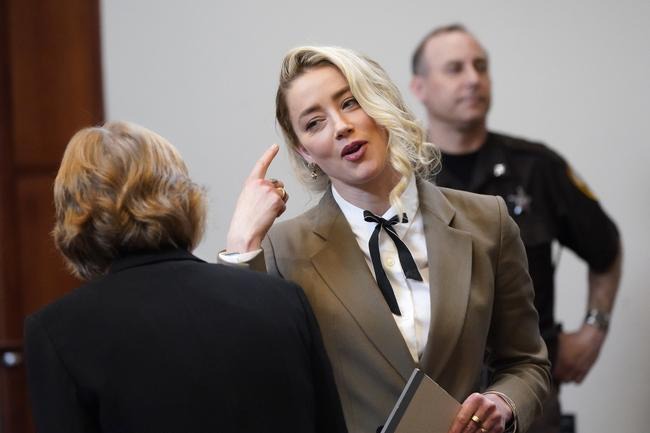 Amber Heard thừa nhận bạo hành Johnny Depp, nói xấu chồng cũ gây phẫn nộ - Hình 1