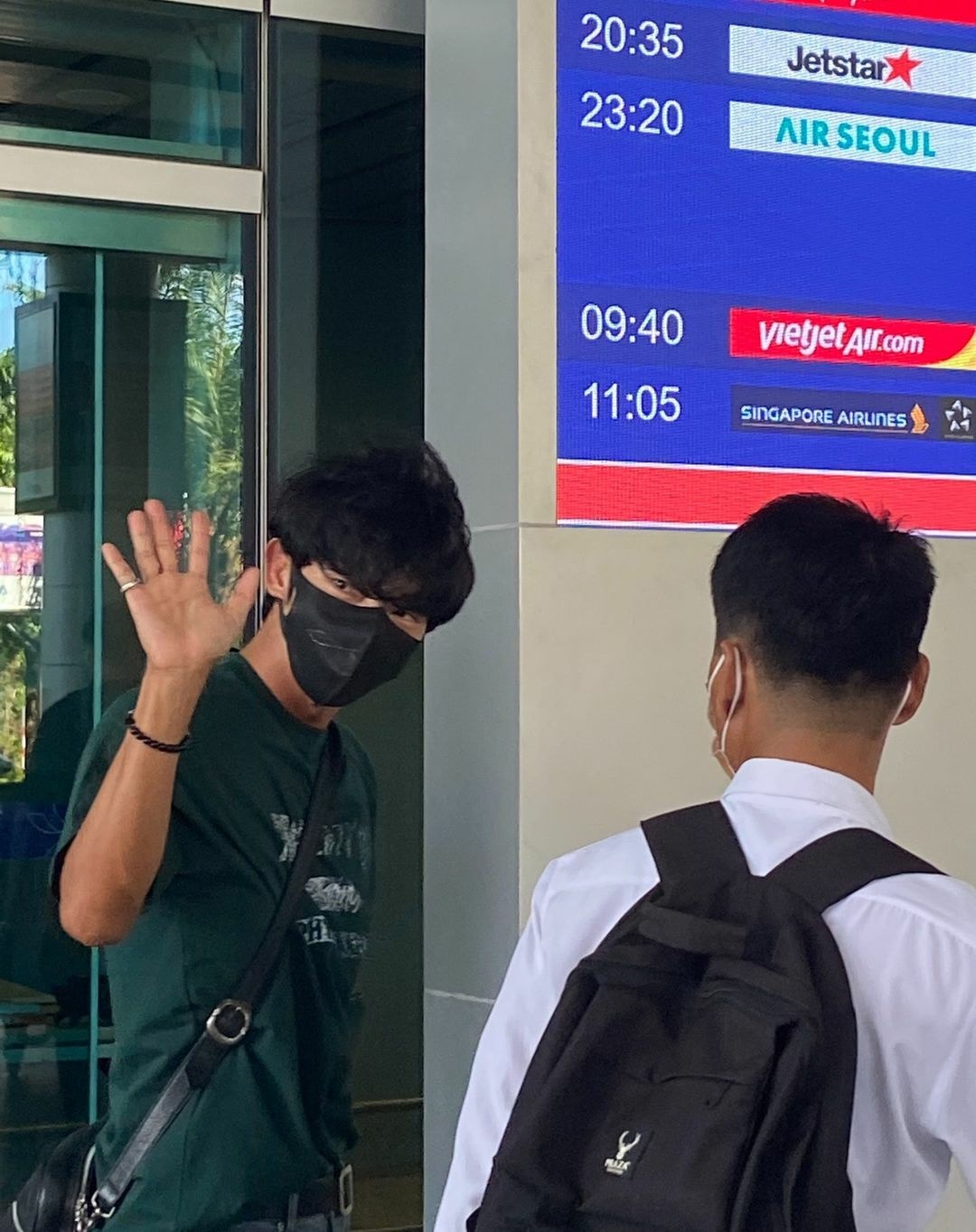 Lee Jun Ki check-in Hội An, thích thú khi được ngồi thuyền trên sông, liên tục vẫy tay chào fan - Hình 1