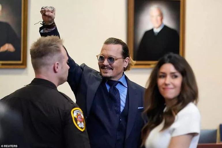 Johnny Depp tiếp tục ra tòa vì bị kiện, nữ luật sư xinh đẹp lại ra tay bảo vệ - Hình 1