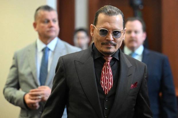 Johnny Depp tiếp tục ra tòa vì bị kiện, nữ luật sư xinh đẹp lại ra tay bảo vệ - Hình 2