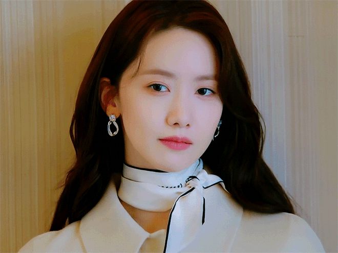 Nữ thần Yoona (SNSD) khoe ảnh zoom cận mặt đẹp mê mẩn trên bìa tạp chí, ngỡ ngàng khi so diện mạo với tuổi thật - Hình 7