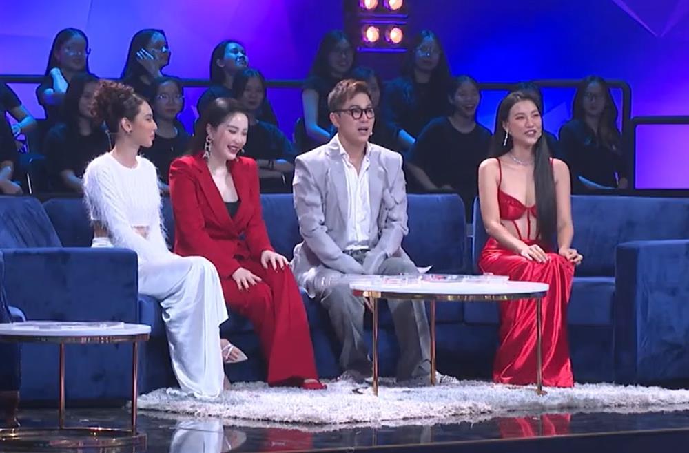 Hoàng Oanh gây choáng khi diện trang phục ô dề, lấn át cả nữ chính 'Người ấy là ai' - Hình 1