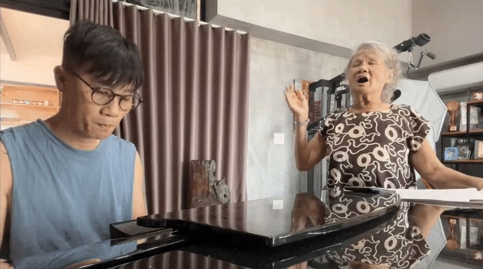 Hoàng Bách và mẹ song ca ngọt như mía lùi, netizen cảm thán: Không dám nghe hết... - Hình 2