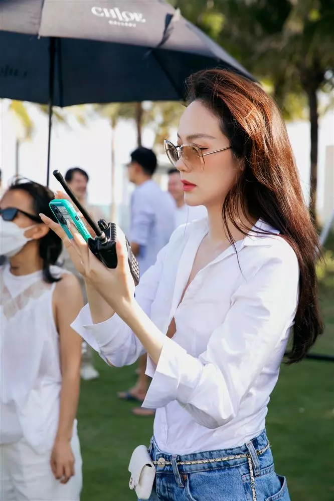 Phạm Quỳnh Anh bế bụng bầu hỗ trợ Minh Hằng làm đám cưới - Hình 4