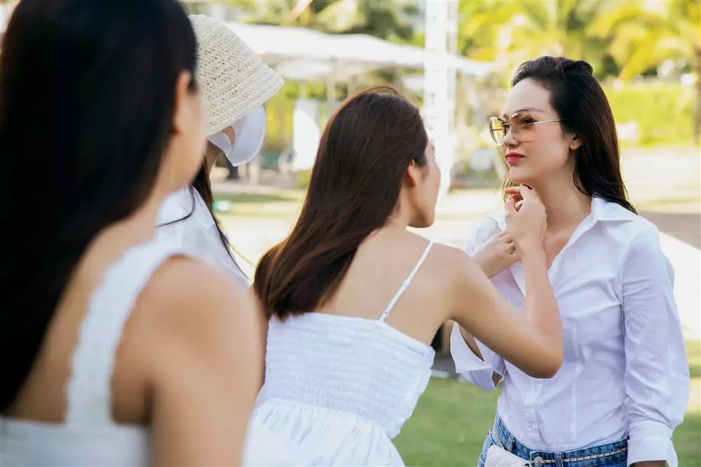 Phạm Quỳnh Anh bế bụng bầu hỗ trợ Minh Hằng làm đám cưới - Hình 3