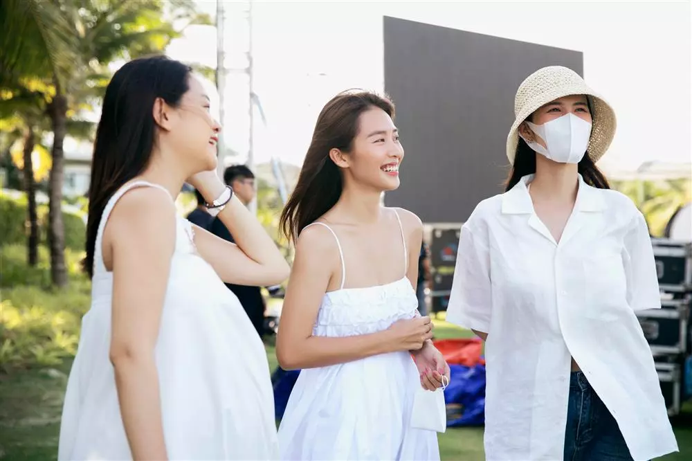 Phạm Quỳnh Anh bế bụng bầu hỗ trợ Minh Hằng làm đám cưới - Hình 2