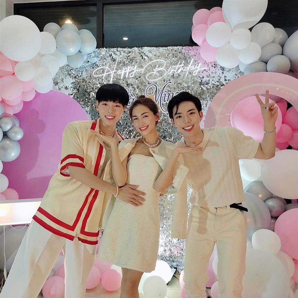 Hòa Minzy tổ chức sinh nhật, Erik - Đức Phúc gây choáng vì phấn son át nhân vật chính - Hình 2