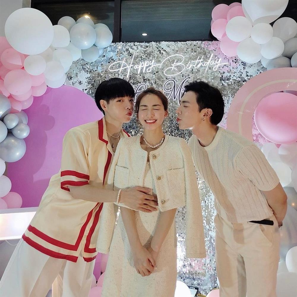 Hòa Minzy tổ chức sinh nhật, Erik - Đức Phúc gây choáng vì phấn son át nhân vật chính - Hình 1