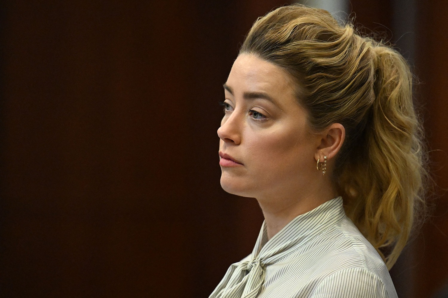 Amber Heard hết tiền, bị bắt gặp xuề xoà đi mua đồ giảm giá - Hình 5
