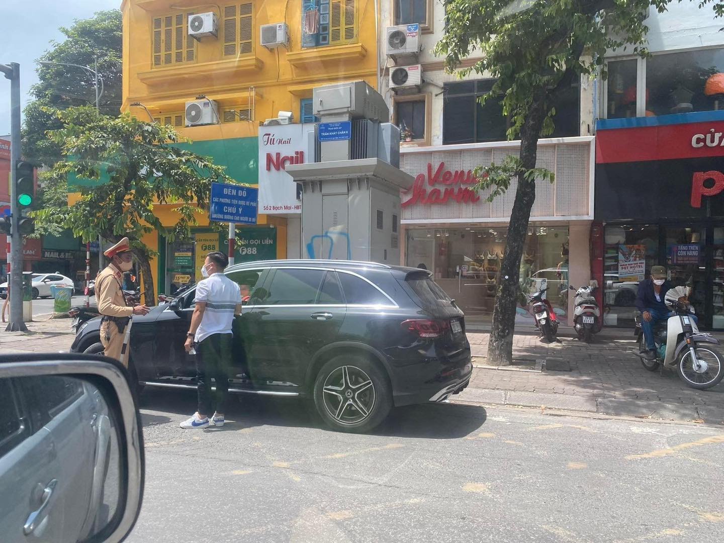 Chạy ô tô vượt đèn đỏ, Quang Hải bị cư dân mạng ném đá sấp mặt: 'Mất nết, phạt nặng vào' - Hình 2