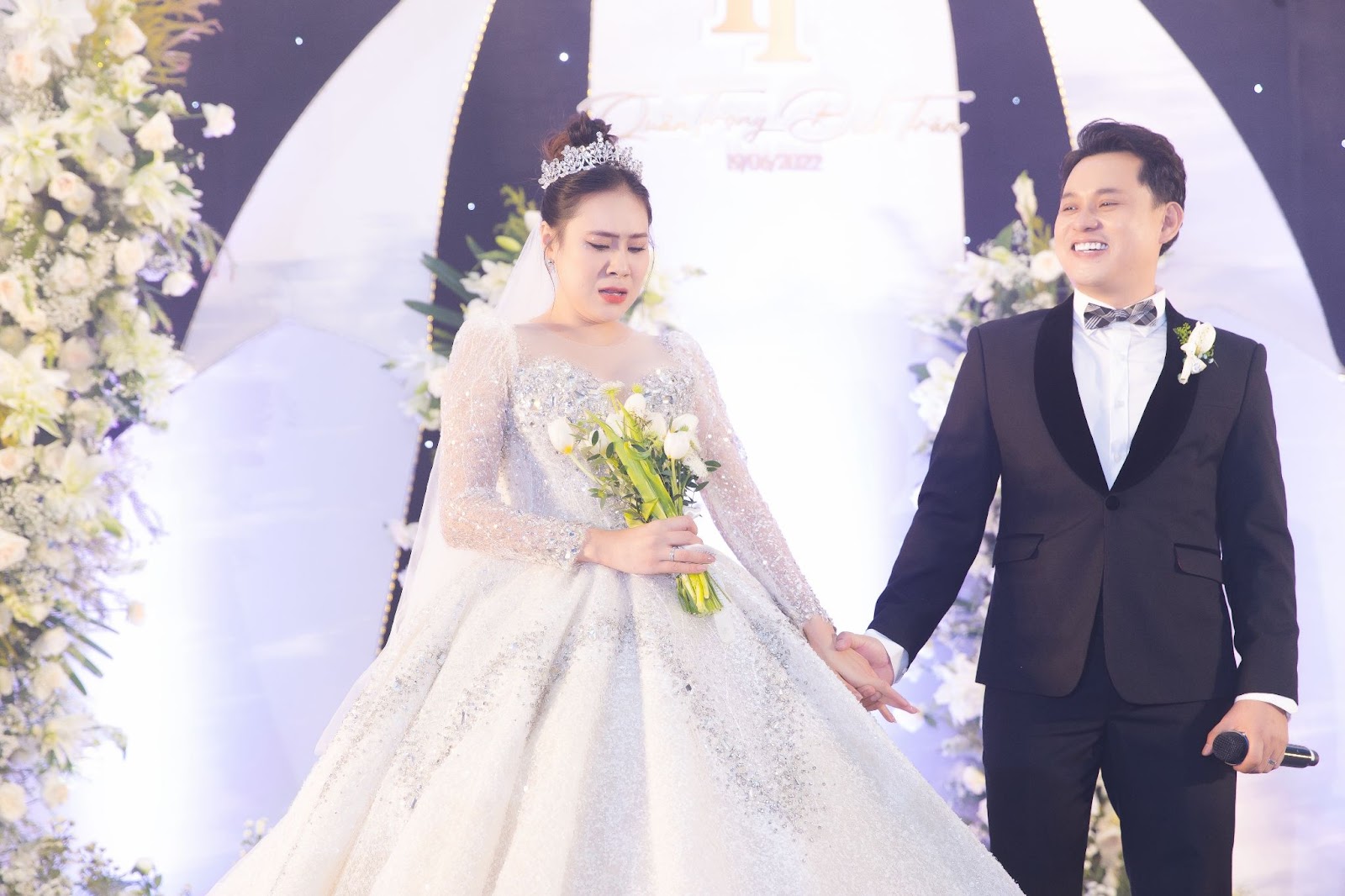 Hồ Quang Hiếu và Quách Ngọc Tuyên lầy lội giành dây nịt của chồng Hồ Bích Trâm trong lễ cưới - Hình 12
