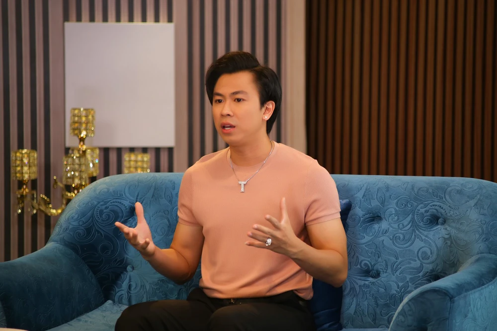 Hồ Việt Trung - Ngôi sao hội chợ 6 năm gà trống nuôi con, không dám cưới vợ mới vì sợ con khổ - Hình 2