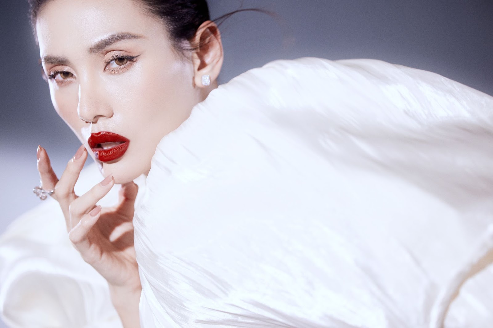 Võ Hoàng Yến - siêu mẫu chuyên trị son đỏ của showbiz Việt - Hình 5