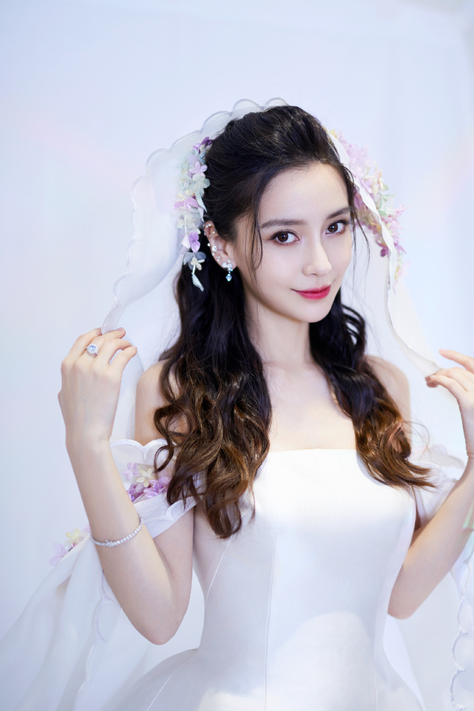 Angela Baby - 'Bình hoa di động' Cbiz, sự nghiệp càng thêm ảm đạm hậu ly hôn Huỳnh Hiểu Minh - Hình 3