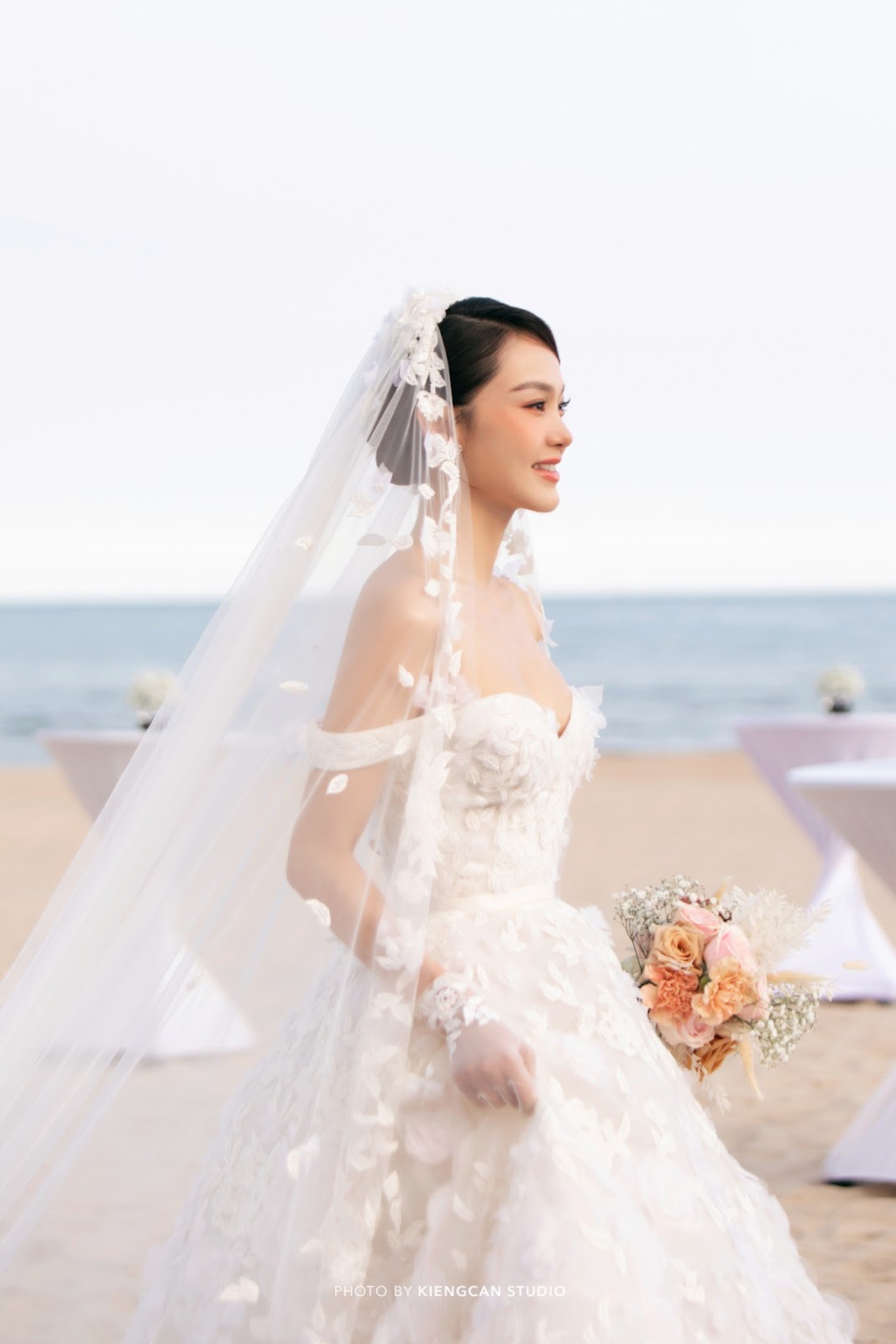 Em trai Minh Hằng đứng từ xa xúc động bật khóc khi thấy chị gái bước lên lễ đường - Hình 11