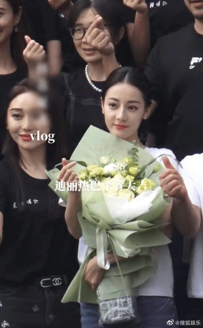 Địch Lệ Nhiệt Ba lộ khuyết điểm chí mạng trong lễ đóng máy phim mới - Hình 2