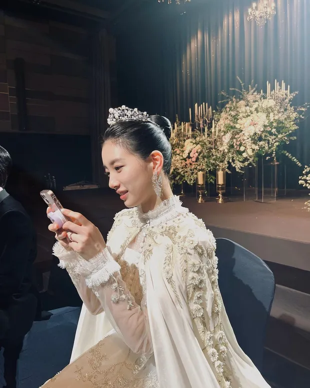 Suzy diện váy cưới tiền tỷ trong hôn lễ với CEO, nhan sắc nữ thần đạt đến ngưỡng đỉnh cao - Hình 2