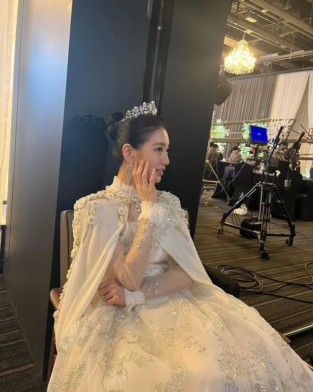 Suzy diện váy cưới tiền tỷ trong hôn lễ với CEO, nhan sắc nữ thần đạt đến ngưỡng đỉnh cao - Hình 1