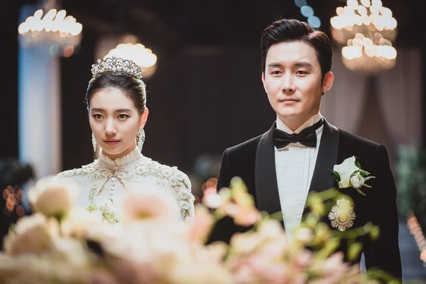 Suzy diện váy cưới tiền tỷ trong hôn lễ với CEO, nhan sắc nữ thần đạt đến ngưỡng đỉnh cao - Hình 3