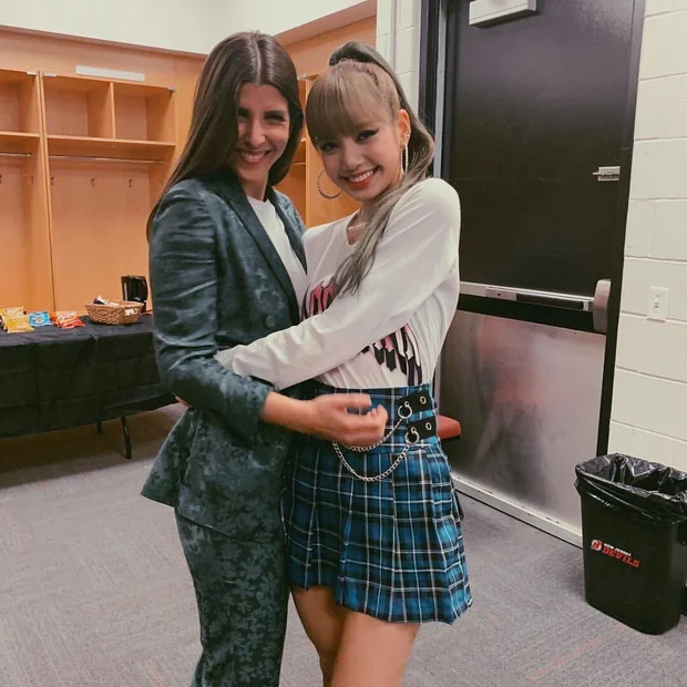 Lisa (BLACKPINK), V (BTS) và những thánh ngoại giao ở Kpop: Quen cả hoàng tộc, thân mật Lady Gaga - Hình 4