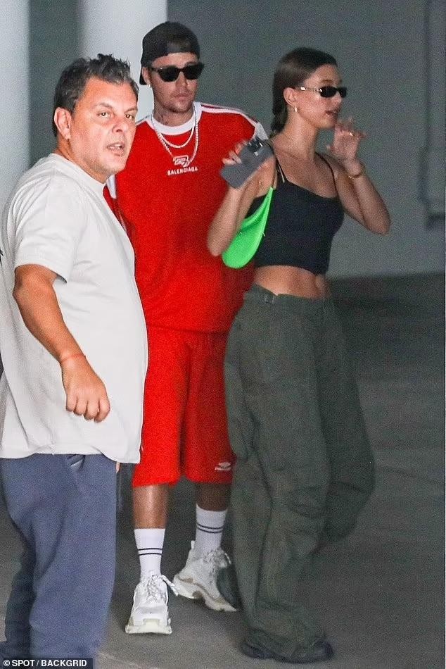 Justin Bieber hiếm hoi lộ diện giữa biến cố liệt mặt, hành động với Hailey gây chú ý - Hình 2