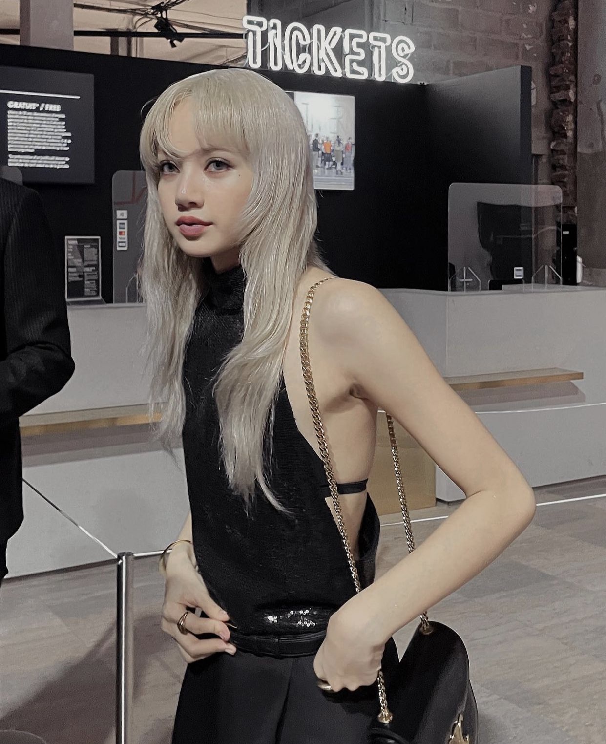 Lisa (BLACKPINK) được đính chính thông tin không chính xác sau chuyến công tác cùng V (BTS) - Hình 5
