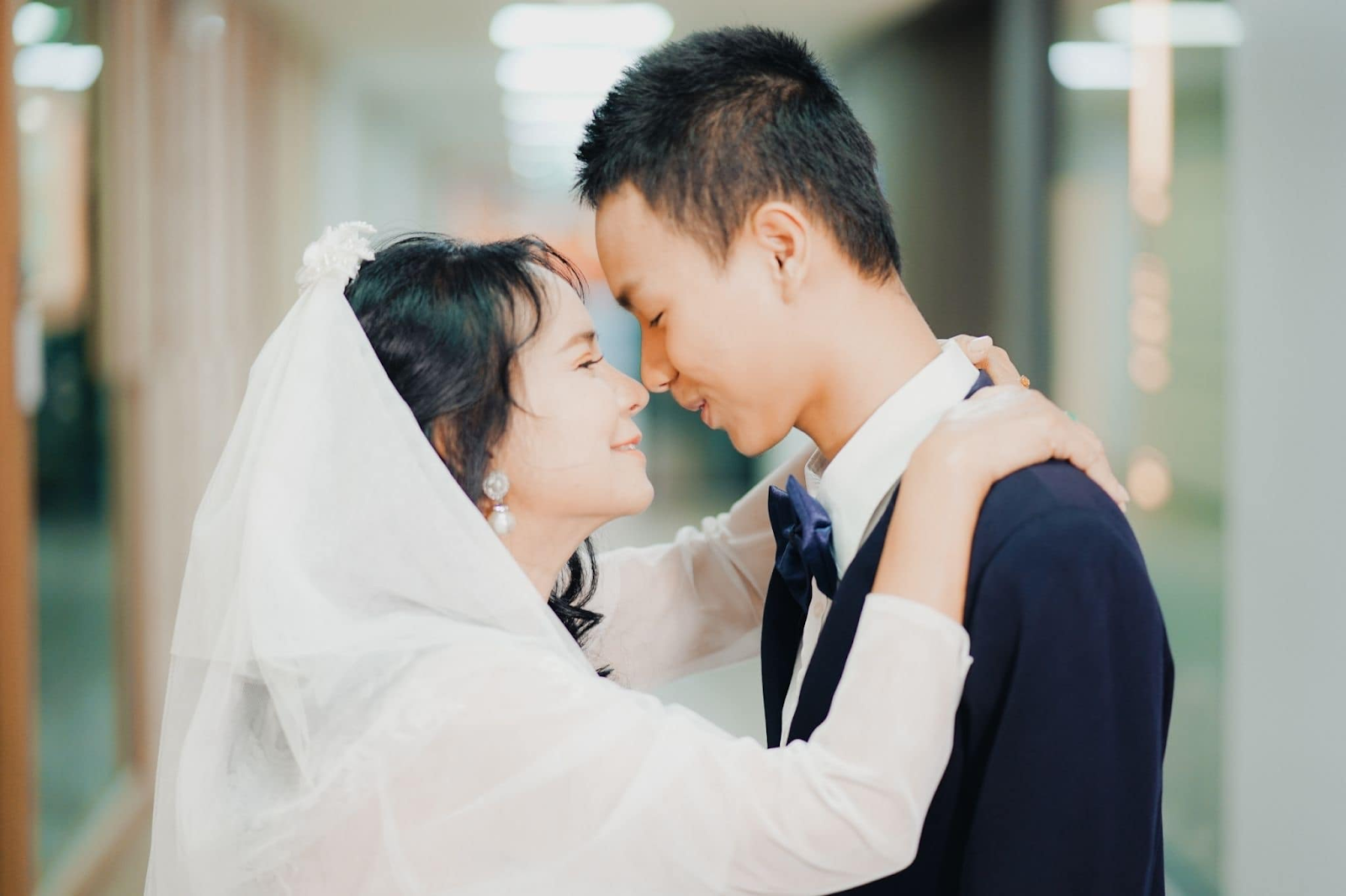 Hotboy 18 tuổi hẹn hò bạn gái U60, phản ứng của gia đình gây choáng - Hình 7