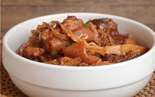 3 cách kho giò heo ngon đậm vị đưa cơm những chiều mưa - Hình 11