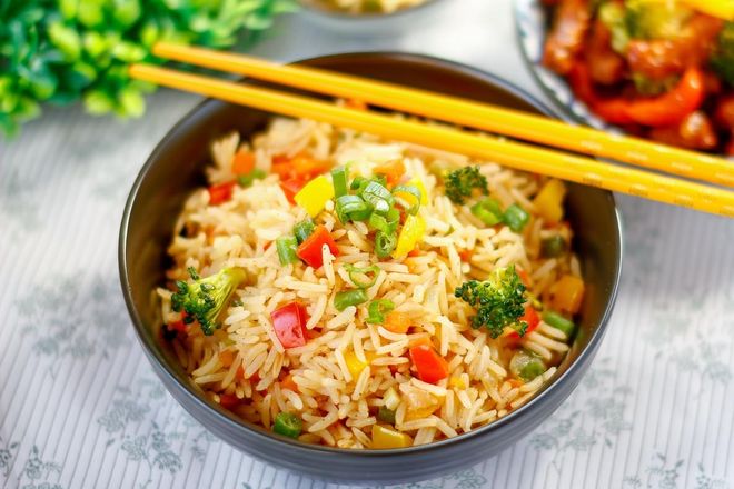 4 cách làm cơm chiên hấp dẫn lạ miệng cho gia đình đổi vị bữa sáng - Hình 3