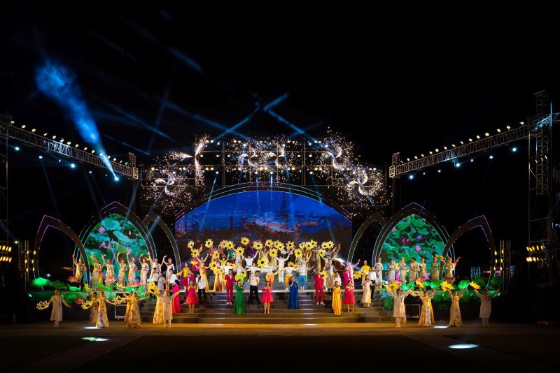 45 mẫu Áo dài NTK Việt Hùng gây ấn tượng mạnh đêm bế mạc Lễ hội Làng Sen 2022 - Hình 9