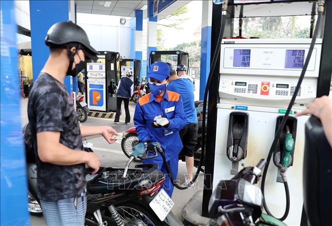 Bộ Tài chính thực hiện nhiều giải pháp để giảm giá xăng dầu - Hình 1