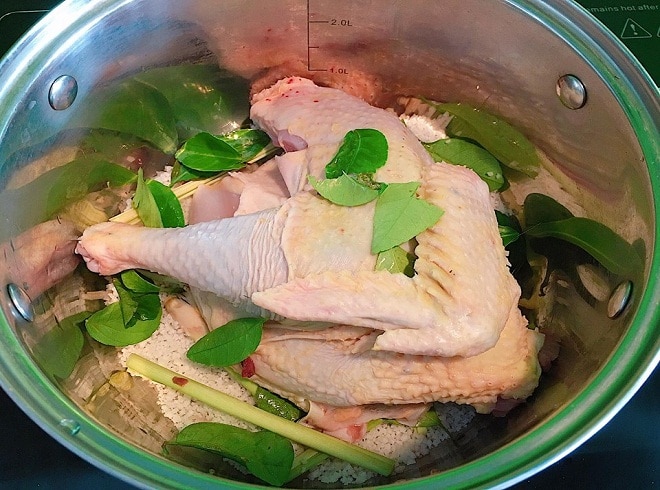 Cách hấp gà cách thủy vàng ngon đơn giản, nhanh chín mềm - Hình 8