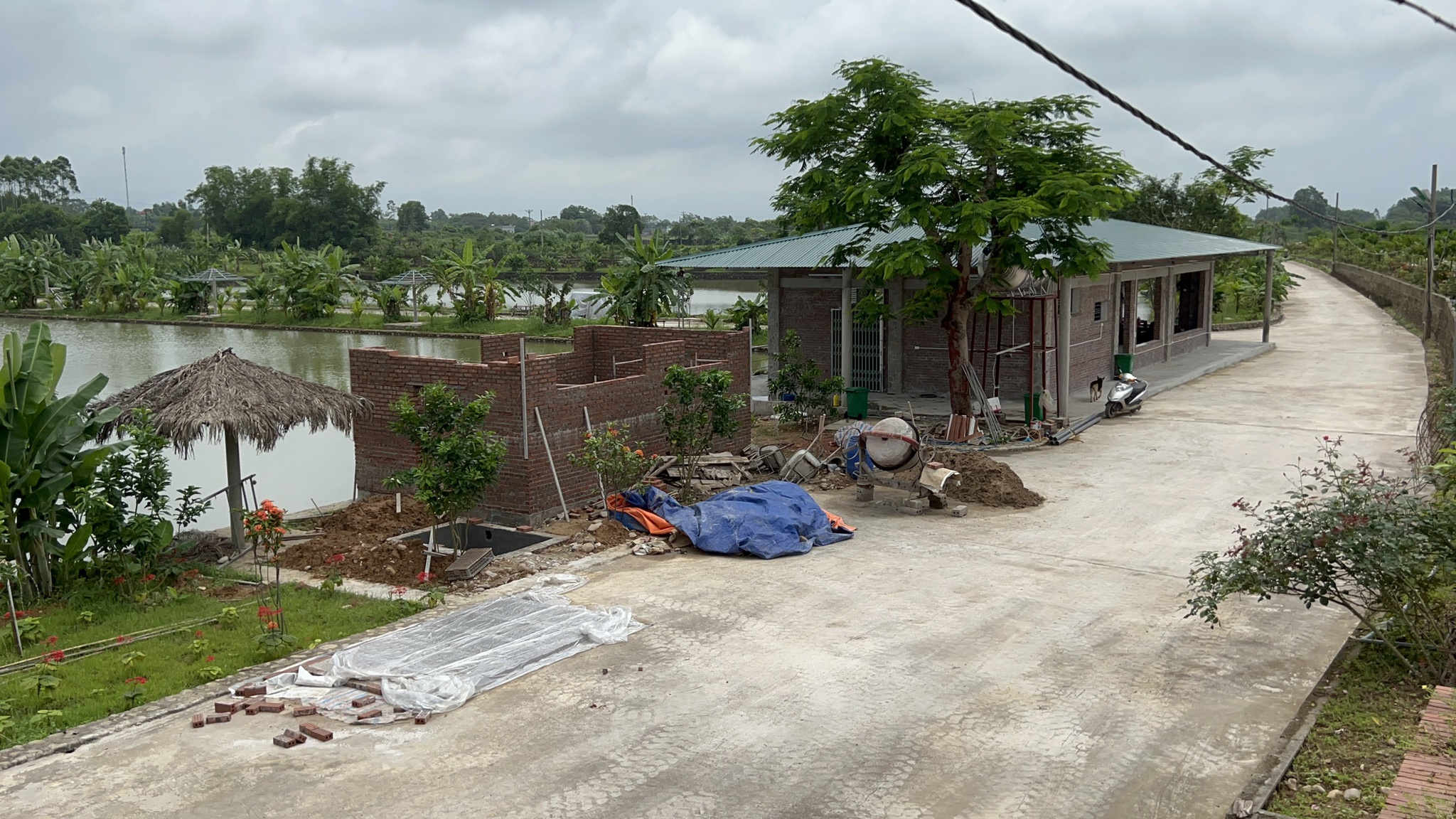 Cận cảnh khu am thờ, điểm dã ngoại xây trái phép ở Quảng Ninh - Hình 2