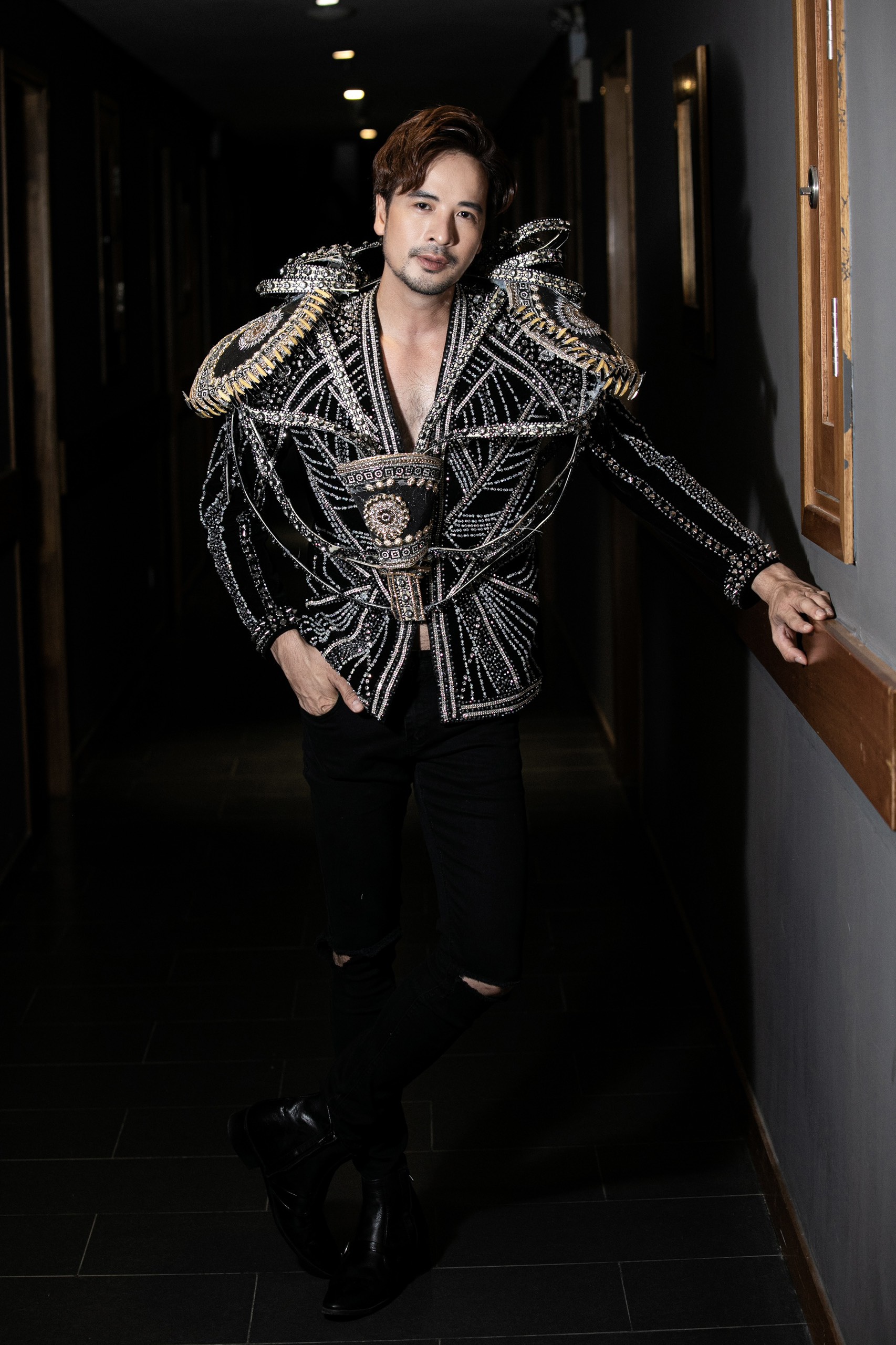 Đoàn Minh Tài tái xuất sàn catwalk - Hình 7