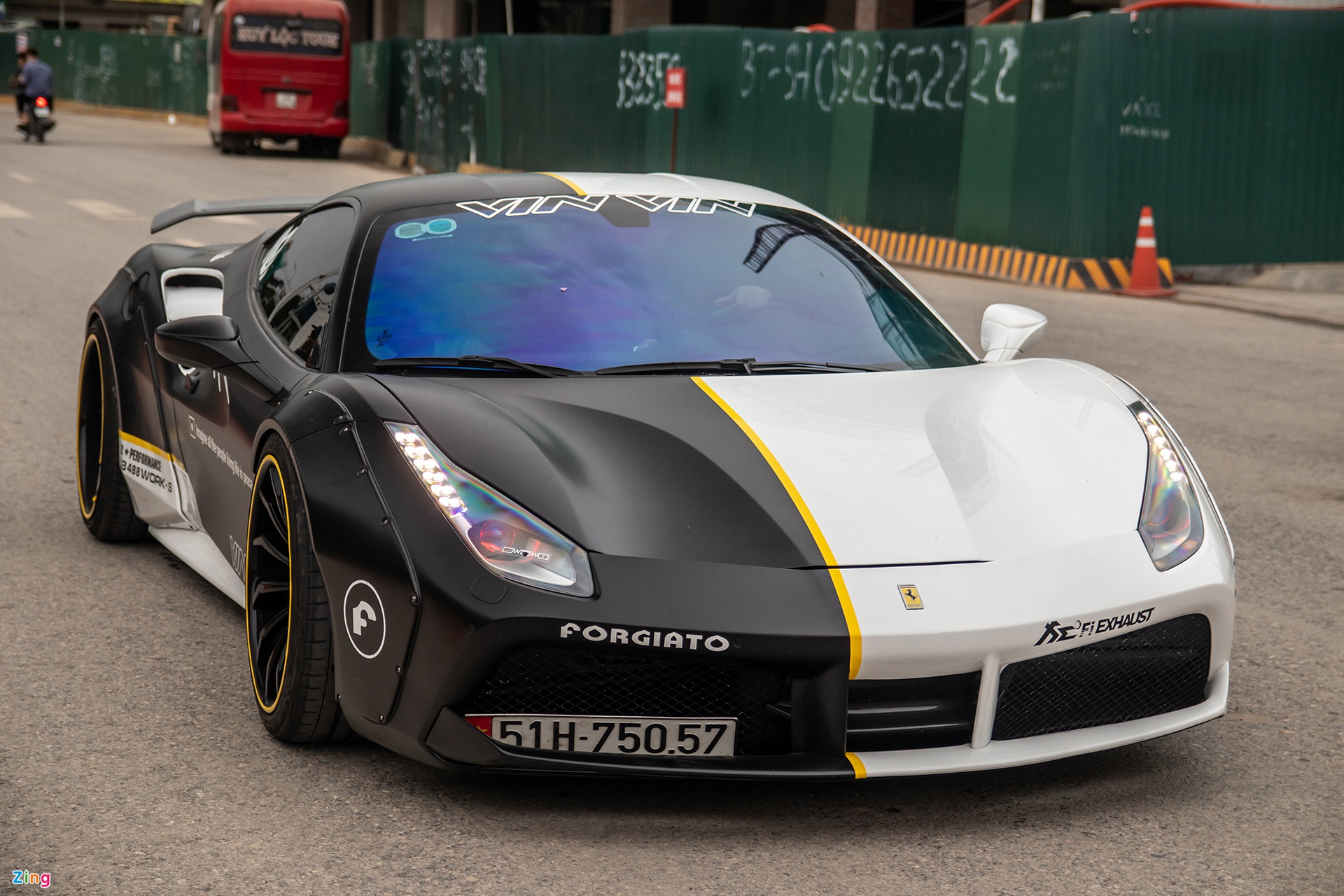 Ferrari 488 GTB độ Liberty Walk có ngoại thất lạ mắt - Hình 1