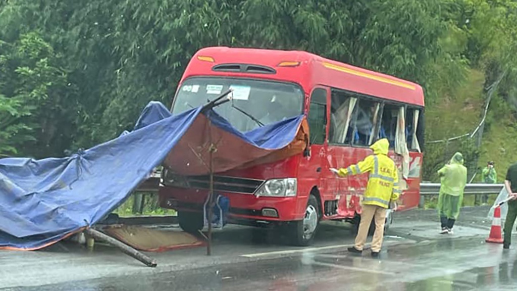 Hai xe khách tông nhau trên cao tốc Nội Bài - Lào Cai, 7 người thương vong - Hình 1