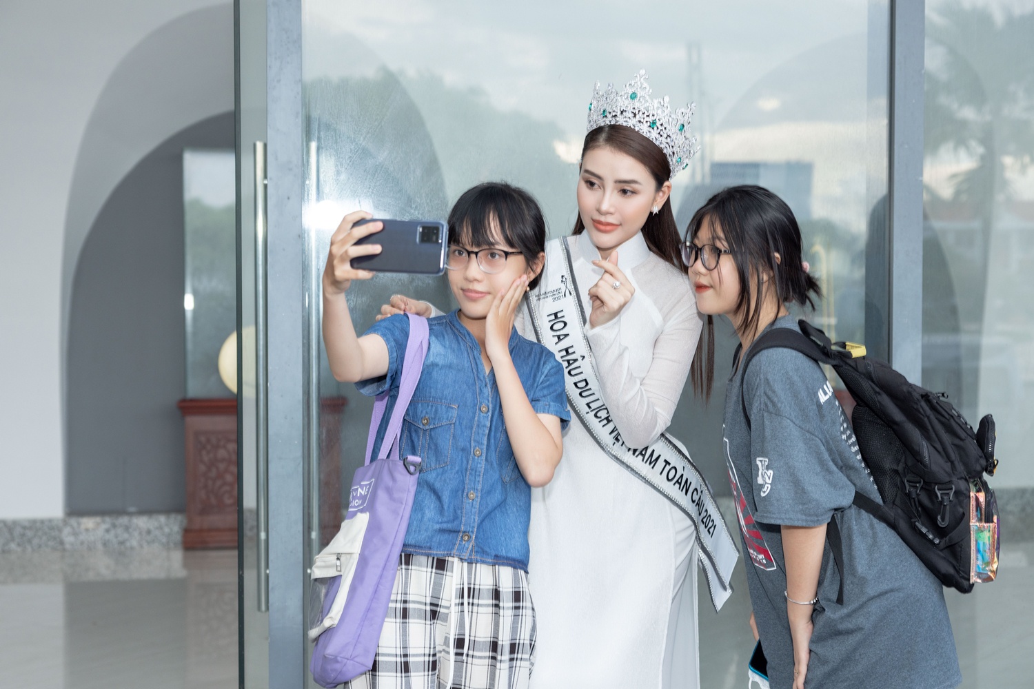 Hoa hậu Lý Kim Thảo trao học bổng cho học sinh nghèo tỉnh Bạc Liêu - Hình 2