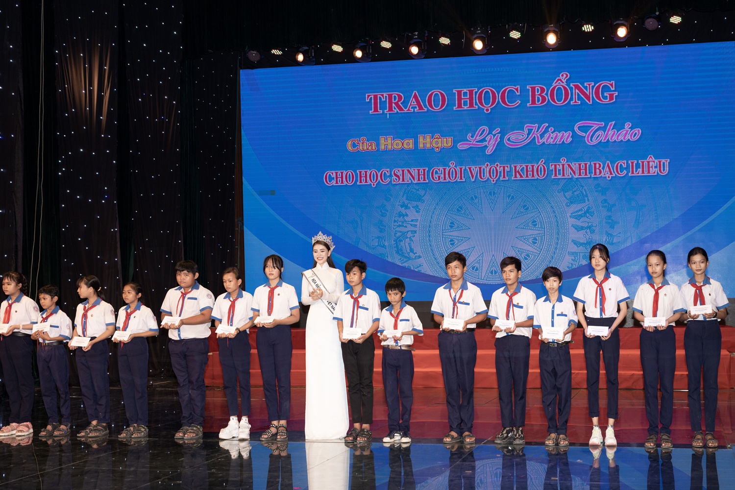 Hoa hậu Lý Kim Thảo trao học bổng cho học sinh nghèo tỉnh Bạc Liêu - Hình 3