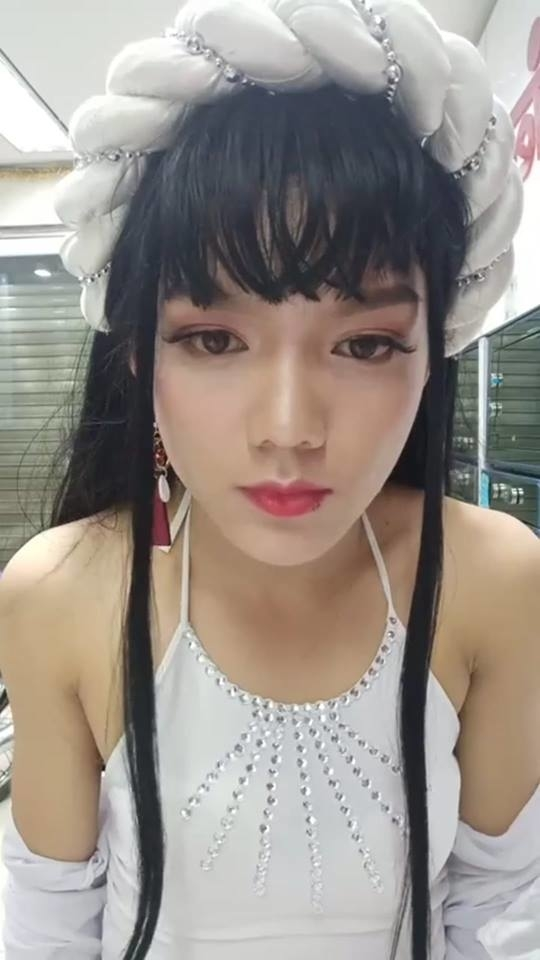 Hot Tiktoker Phạm Thoại: Tuổi thơ khó khăn, gu thời trang độc dị và những lần vạ miệng - Hình 2