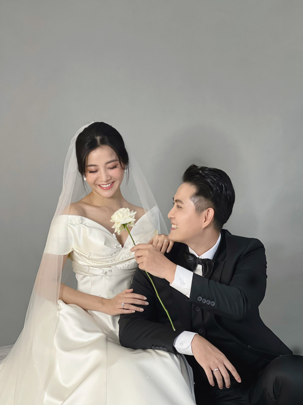 Karen Nguyễn khoe thiệp cưới cùng bạn trai doanh nhân - Hình 4