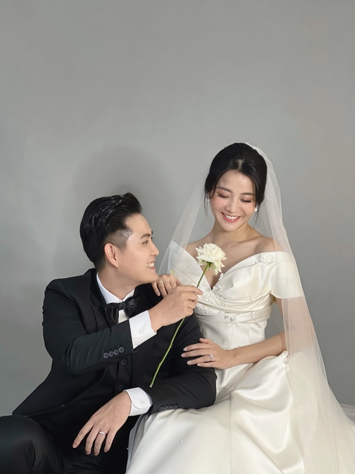 Karen Nguyễn khoe thiệp cưới cùng bạn trai doanh nhân - Hình 1