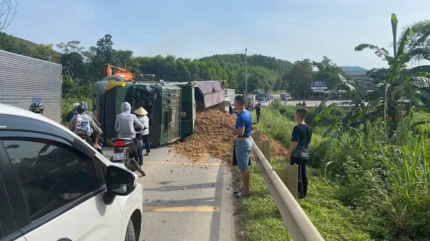 Lời kể nam thanh niên duy nhất sống sót thần kỳ trong vụ xe tải đè bẹp ô tô con - Hình 1