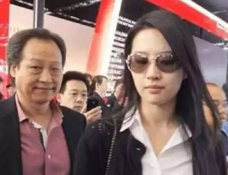 Lưu Diệc Phi mập mờ với bố nuôi tỷ phú, sau cùng bị bỏ rơi và cái kết - Hình 2