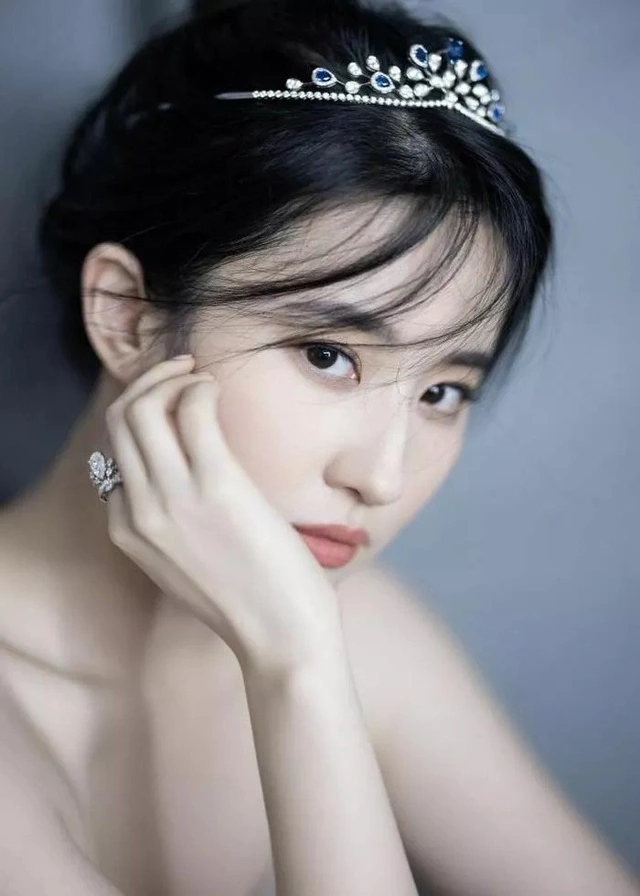 Lưu Diệc Phi mập mờ với bố nuôi tỷ phú, sau cùng bị bỏ rơi và cái kết - Hình 5