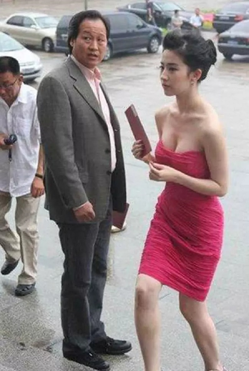 Lưu Diệc Phi mập mờ với bố nuôi tỷ phú, sau cùng bị bỏ rơi và cái kết - Hình 4