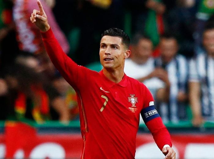Mẹ của Ronaldo khóc nức nở khi con trai lập cú đúp - Hình 3