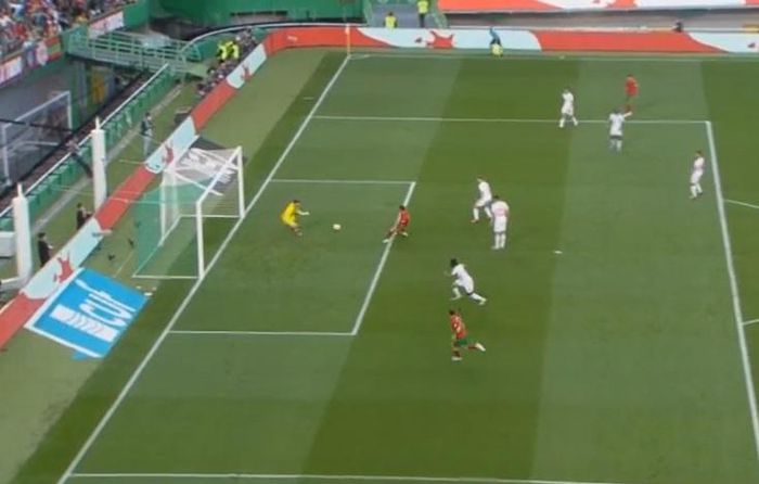Mẹ của Ronaldo khóc nức nở khi con trai lập cú đúp - Hình 6