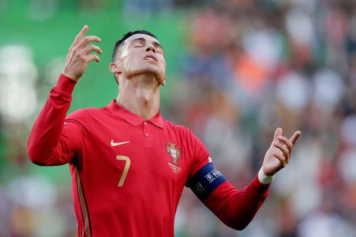 Mẹ của Ronaldo khóc nức nở khi con trai lập cú đúp - Hình 7