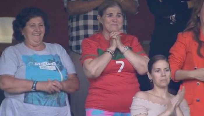 Mẹ của Ronaldo khóc nức nở khi con trai lập cú đúp - Hình 2