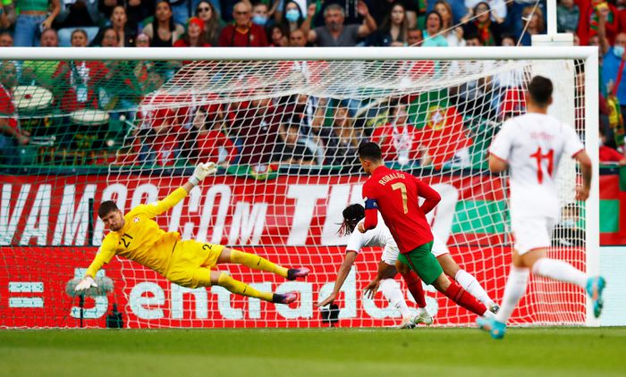Mẹ của Ronaldo khóc nức nở khi con trai lập cú đúp - Hình 1